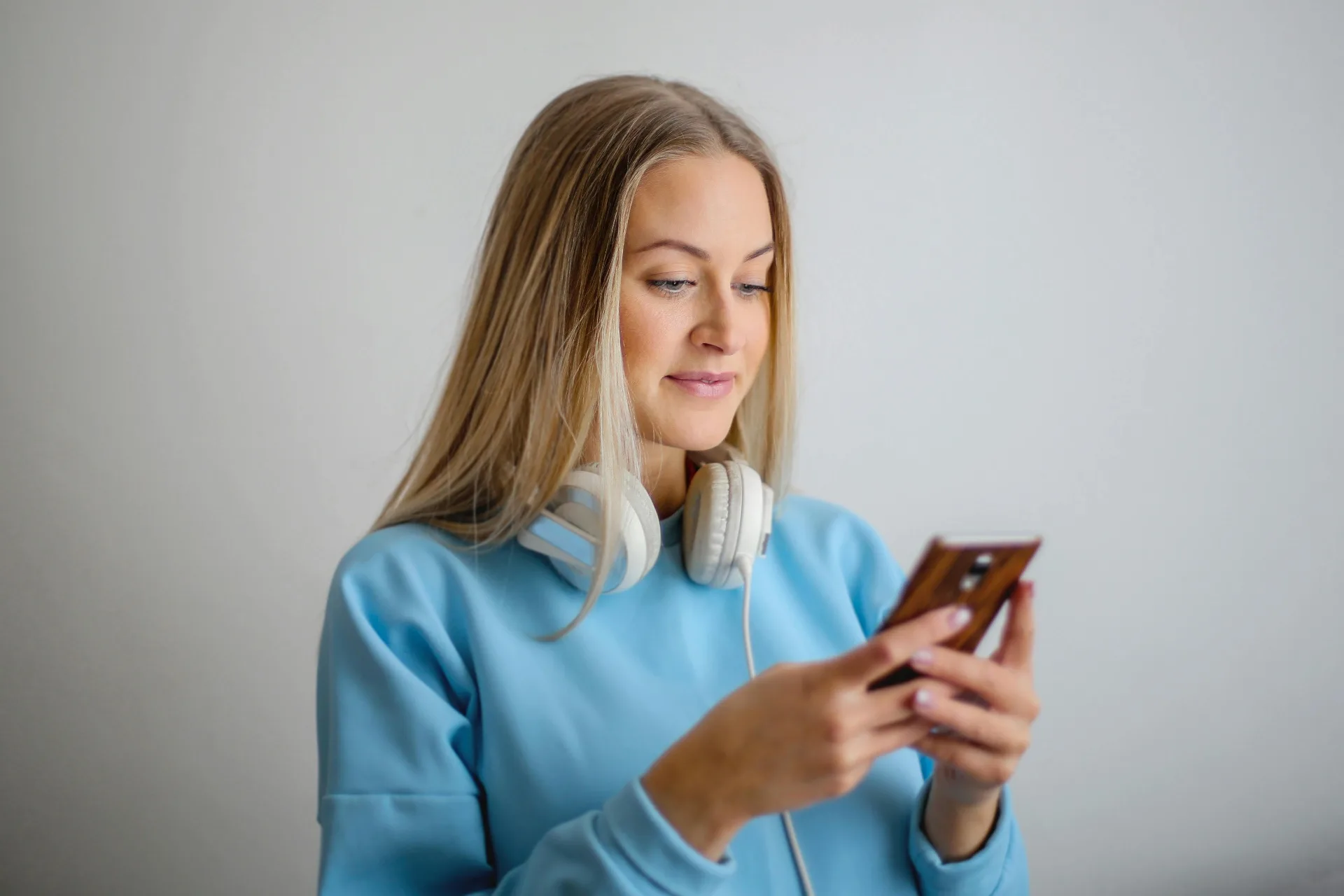 לקוחה מחייכת מקבלת הודעות מסוכן ה-AI של DialAI